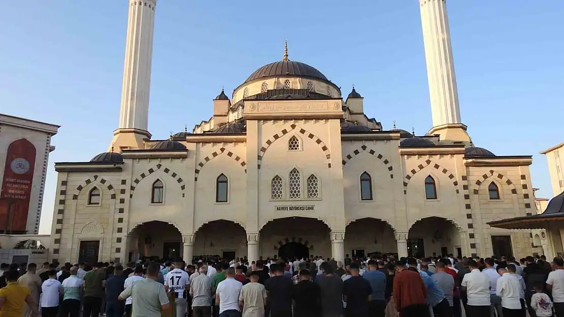 Gaziantep'te bayram namazında camiler doldu taştı