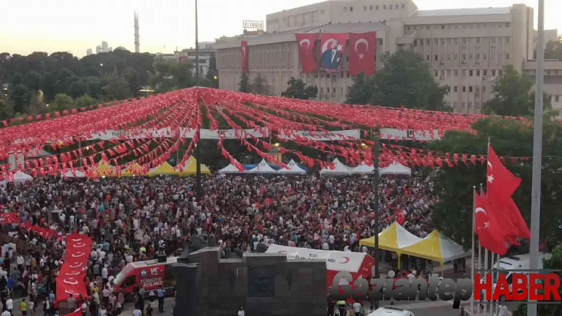 Gaziantep'te binler demokrasi nöbetinde buluştu