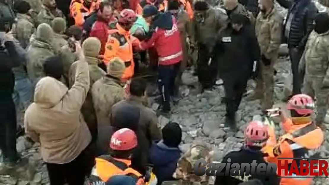 Gaziantep'te bir kadın depremden 99 saat sonra enkazdan sağ olarak çıkartıldı