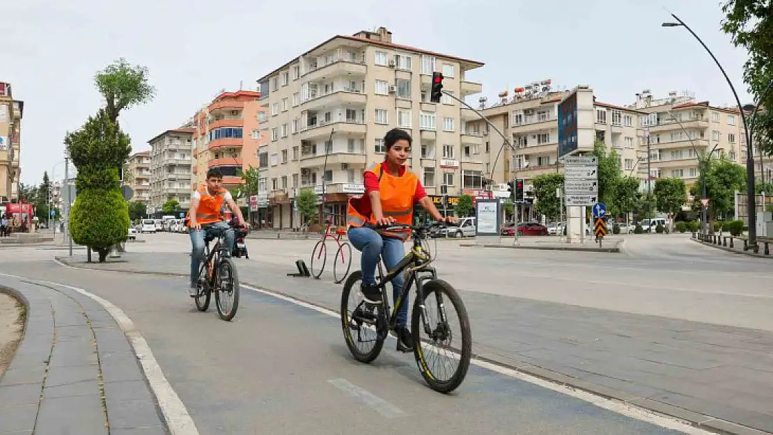 Gaziantep'te bisiklet ve elektrikli scooter sürücülerine reflektif yelek dağıtıldı