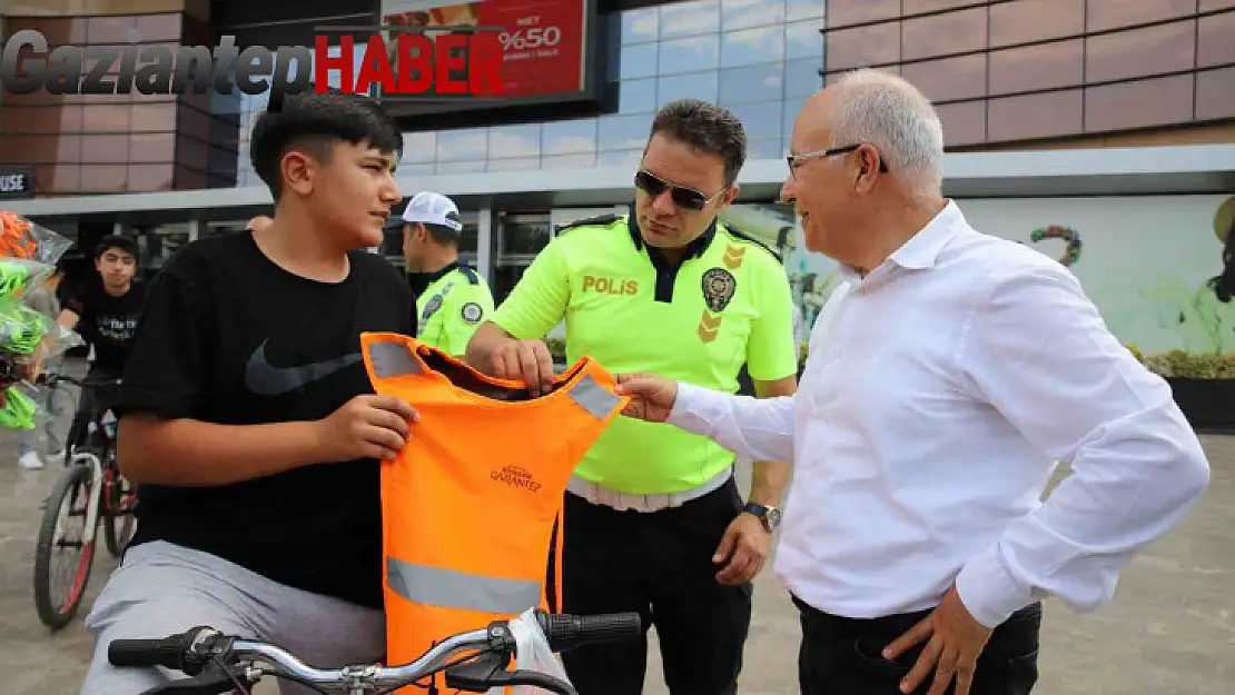 Gaziantep'te bisiklet ve scooter sürücülerine reflektörlü yelek dağıtıldı