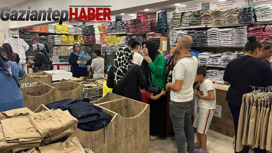 Gaziantep'te çarşı pazarda okul kıyafeti yoğunluğu