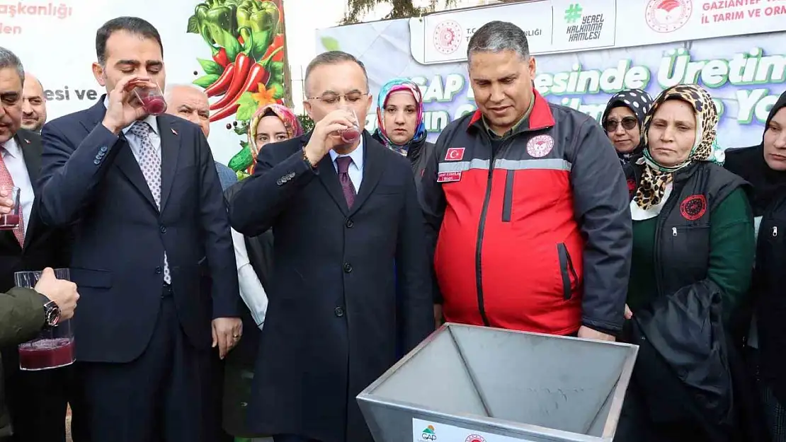 Gaziantep'te çiftçilere üzüm sıkma makinesi dağıtıldı