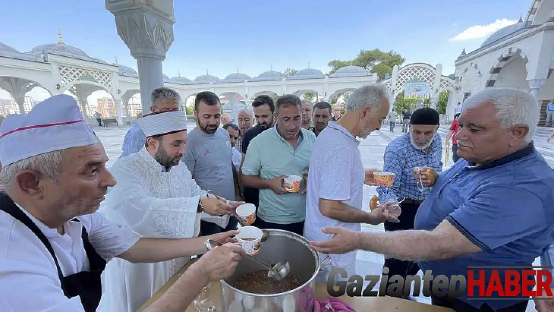 Gaziantep'te Cuma namazı sonrası cemaate aşure ikram edildi