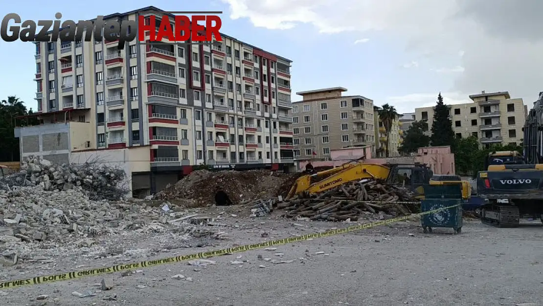 Gaziantep'te depremde ağır hasar alan bina yıkım sırasında çöktü