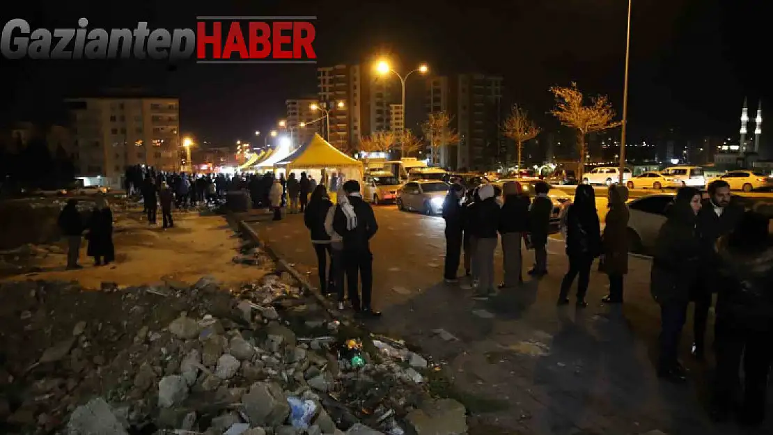 Gaziantep'te depremde hayatını kaybedenler için enkaz alanında Kuran-ı Kerim okutuldu