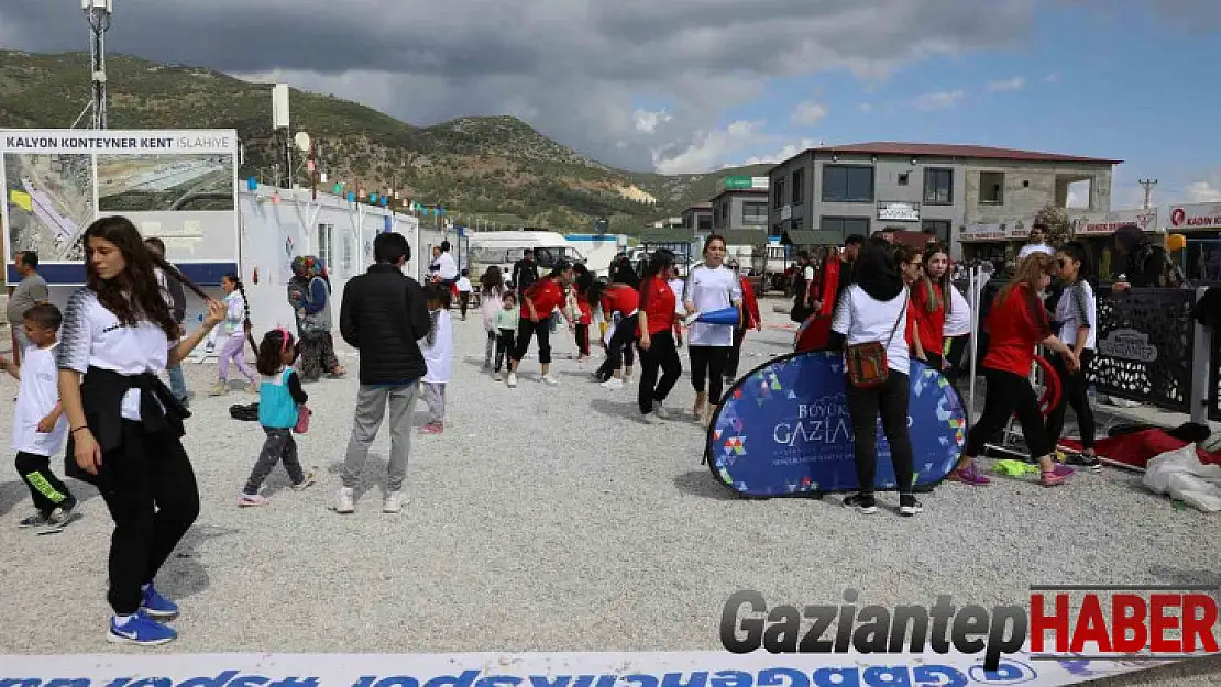 Gaziantep'te depremzede çocuklar için bayram şenliği