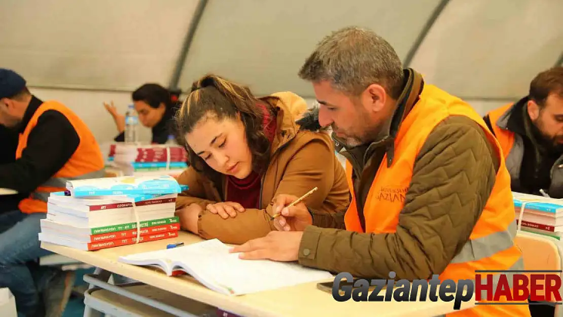 Gaziantep'te depremzede öğrencilere maddi destek