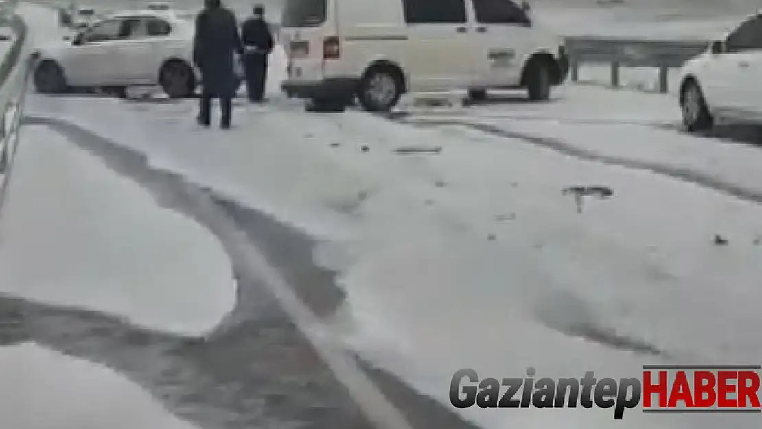 Gaziantep'te dolu yağışının beyaza bürüdüğü yolda zincirleme kaza