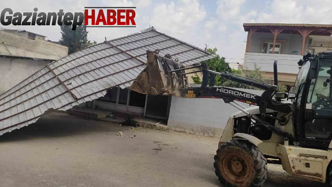 Gaziantep'te etkili olan rüzgar bir evin çatısını uçurdu