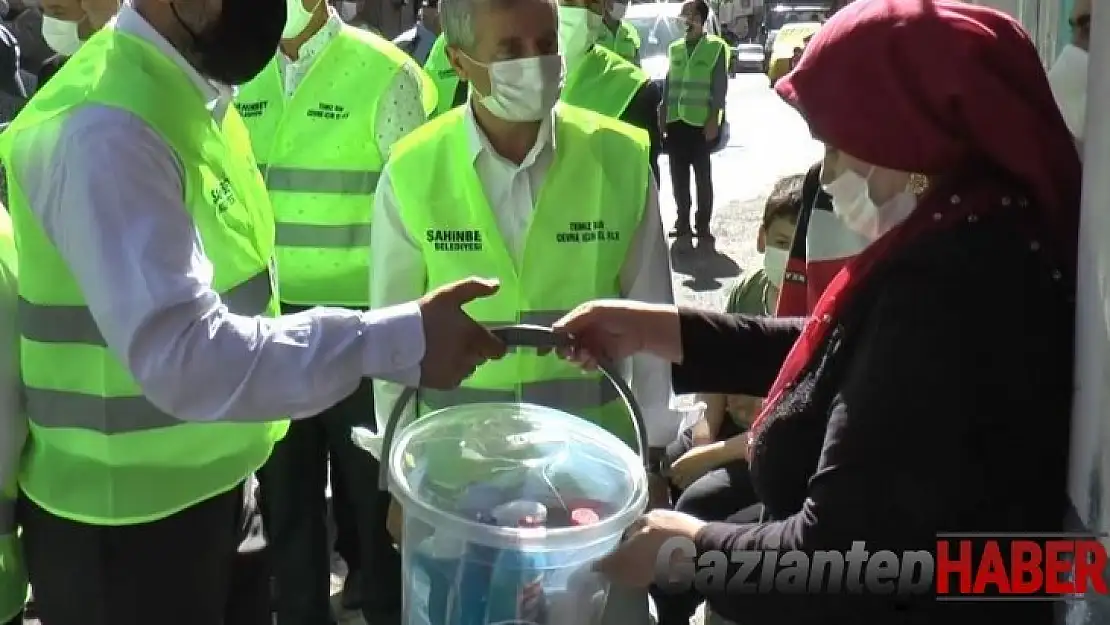 Gaziantep'te evinin önünü temizleyenlere 'temizlik seti' hediye