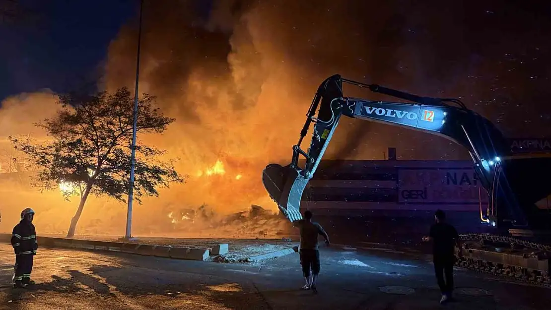 Gaziantep'te geri dönüşüm fabrikasındaki yangın 4. saatinde
