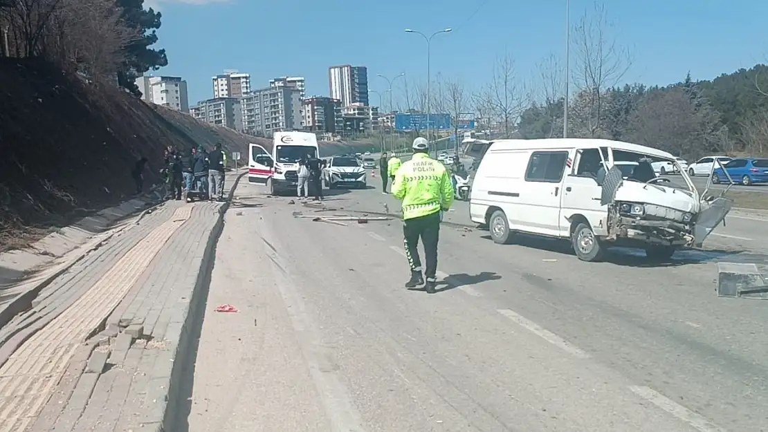 Gaziantep'te hafif ticari araç ile otomobil çarpıştı: 1 ölü, 3 yaralı