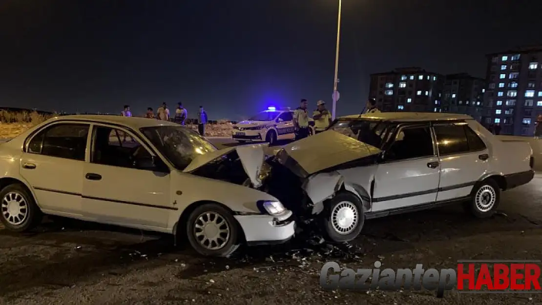 Gaziantep'te iki araç kafa kafaya çarpıştı: 2'si ağır 10 yaralı