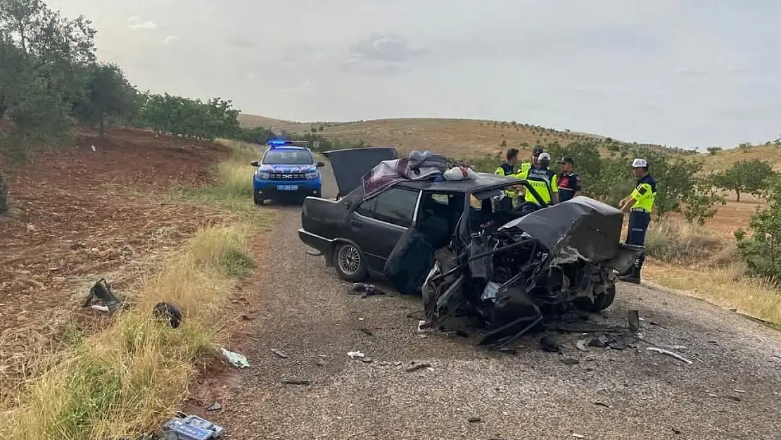 Gaziantep'te iki otomobil kafa kafaya çarpıştı: 1'i ağır 8 yaralı
