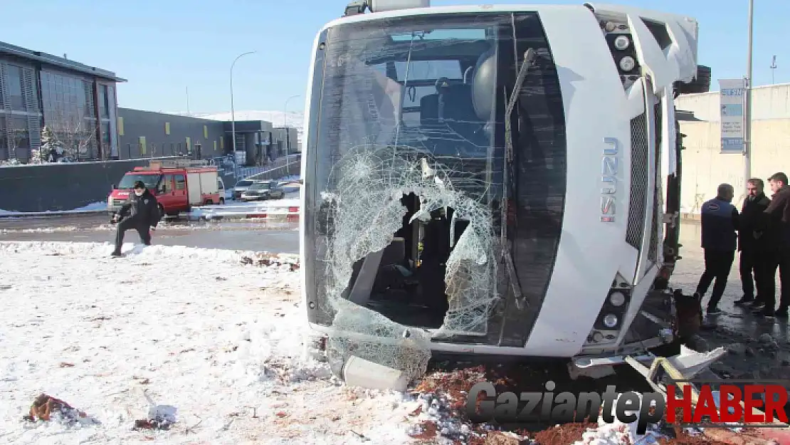 Gaziantep'te işçi servisi devrildi: 3 yaralı