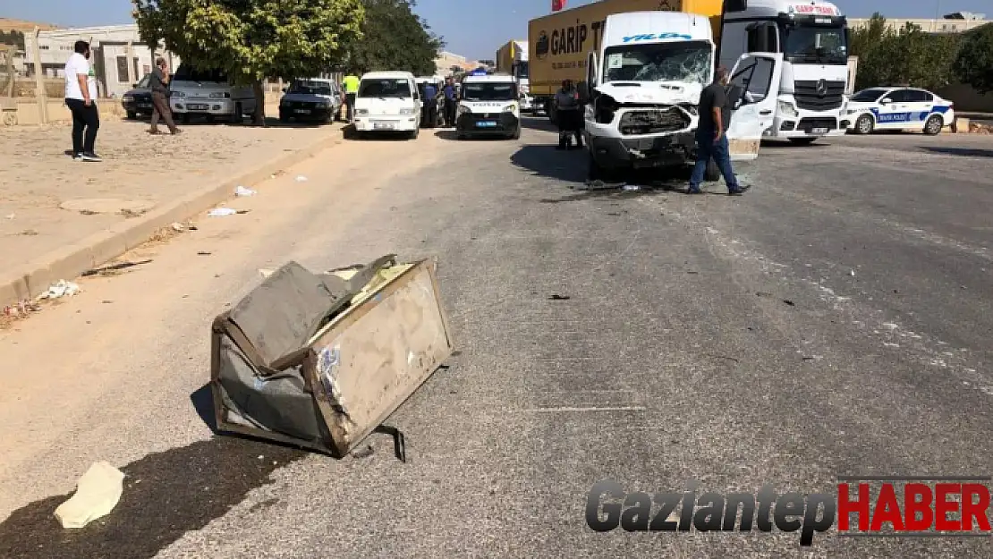 Gaziantep'te işçi servisi tıra arkadan çarptı yaralılar var