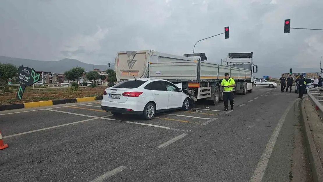 Gaziantep'te ışıkta bekleyen tıra çarpan otomobilin sürücüsü yaralandı
