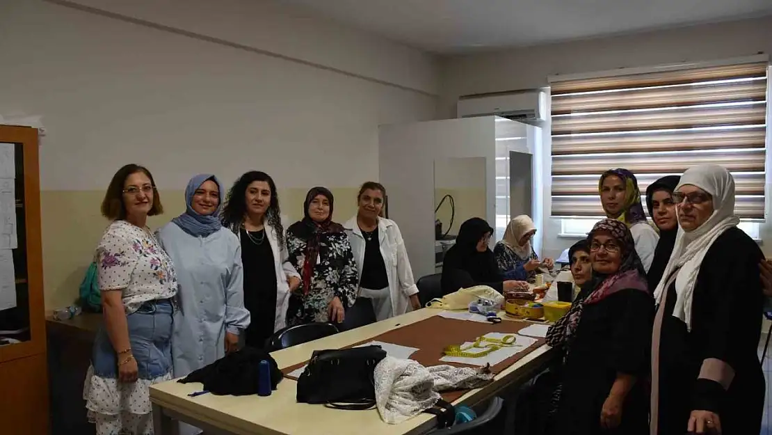 Gaziantep'te kadınlar kendi diktikleri kıyafetleri giyiyor