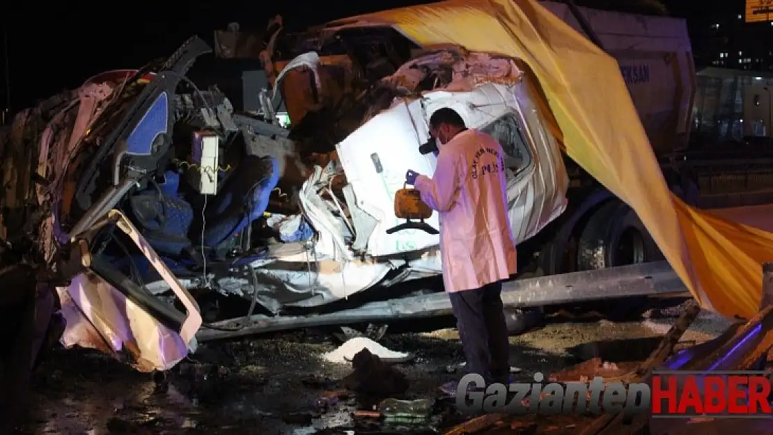 Gaziantep'te kamyon yön levhasına çarptı:1 ölü