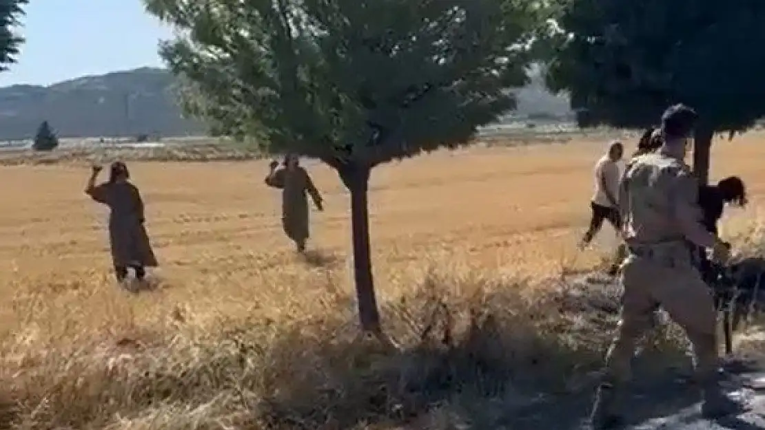 Gaziantep'te kaza yapan aracı kaldırmaya giden jandarmaya saldırdılar