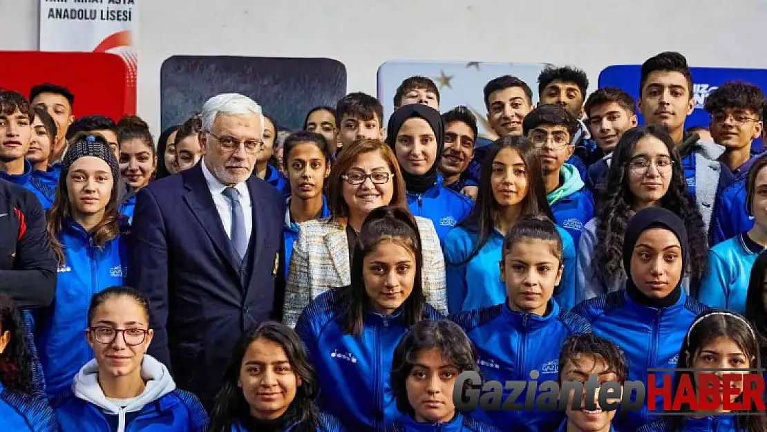 Gaziantep'te lise öğrencilerine eşofman takımı