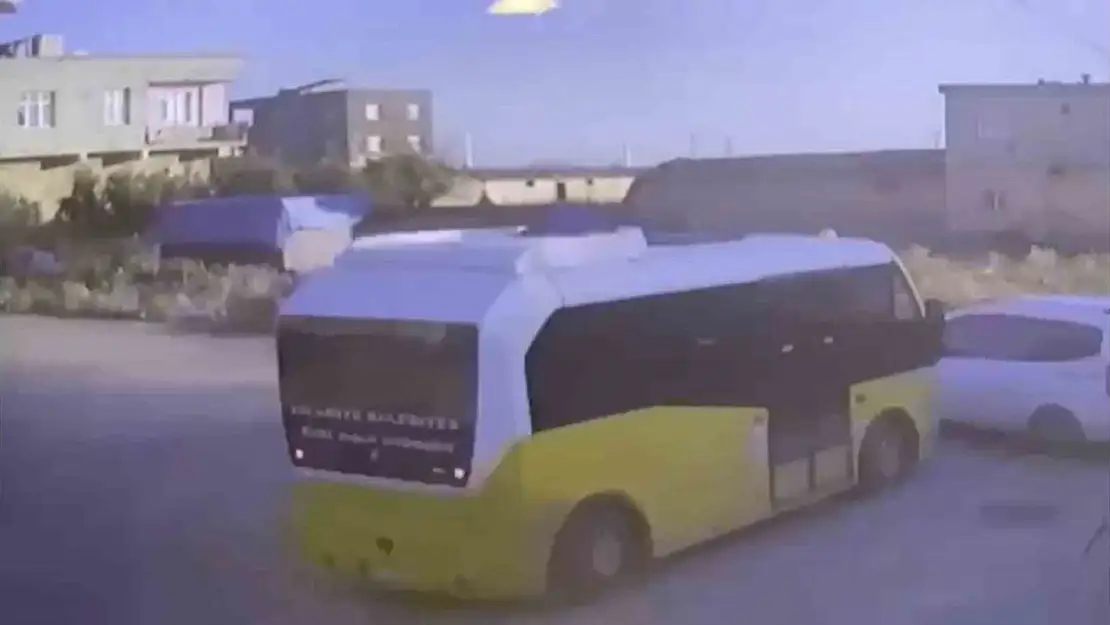 Gaziantep'te minibüs ile hafif ticari araç çarpıştı: 2 yaralı