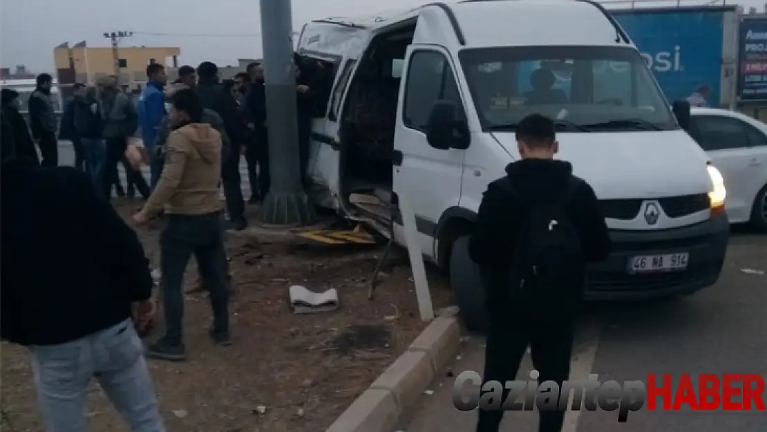 Gaziantep'te öğrenci minibüsü ile otomobil çarpıştı: 19 yaralı