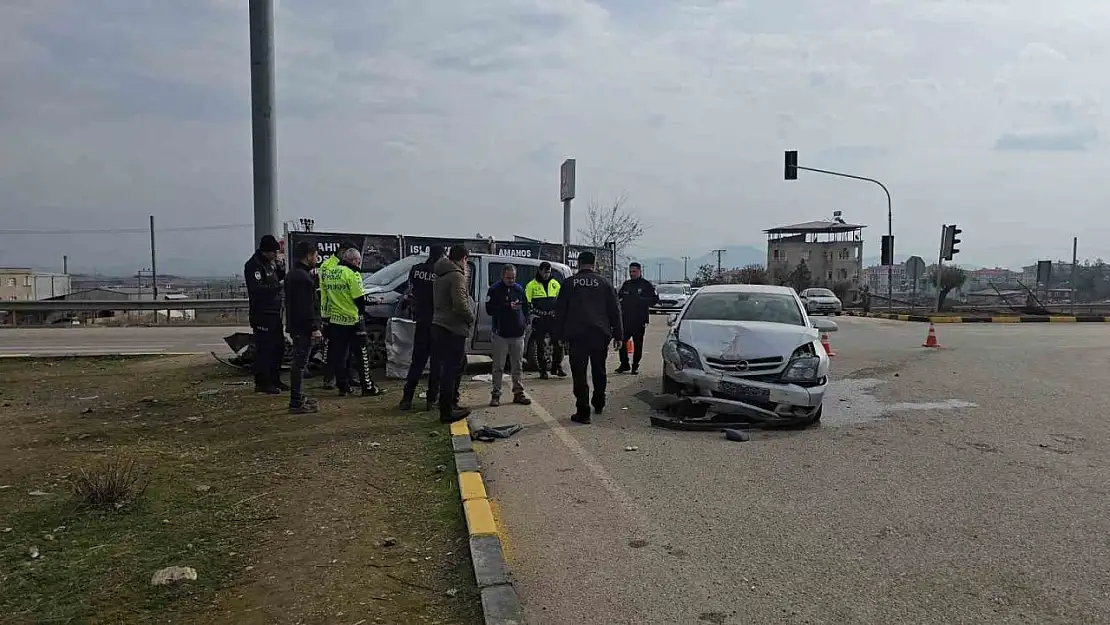 Gaziantep'te otomobil ile hafif ticari araç çarpıştı: 2 yaralı