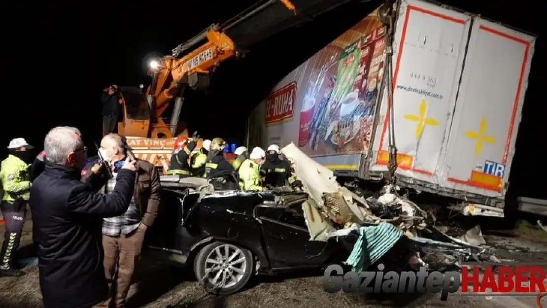 Gaziantep'te otomobil tıra arkadan çarptı: 2 ölü