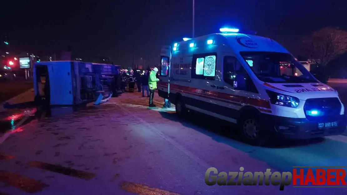 Gaziantep'te otomobille çarpışan işçi servisi devrildi: 2'si ağır 10 yaralı