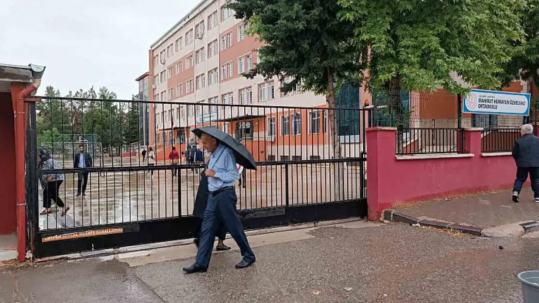 Gaziantep'te oy verme işlemi yoğun yağmur altında başladı