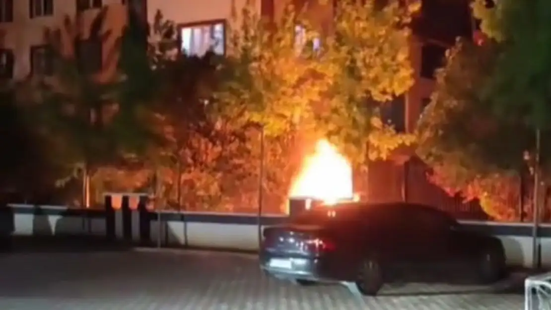Gaziantep'te park halindeki otomobil alev topuna döndü