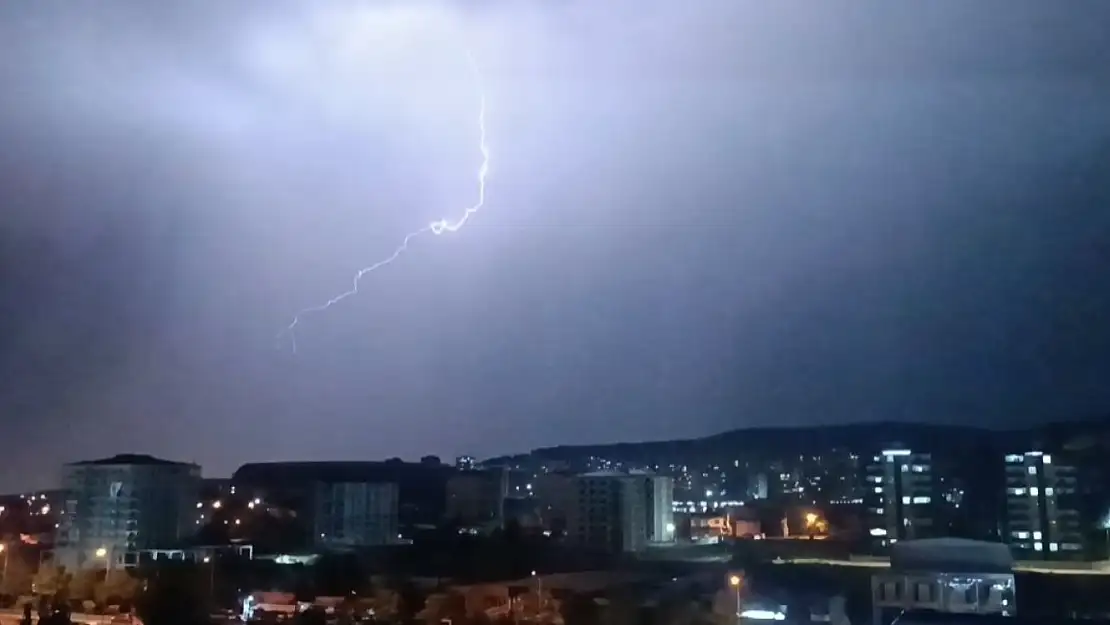 Gaziantep'te sağanak ve dolu etkili oldu, şimşekler geceyi aydınlattı
