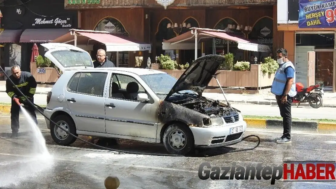 Gaziantep'te seyir halindeki araç alev aldı