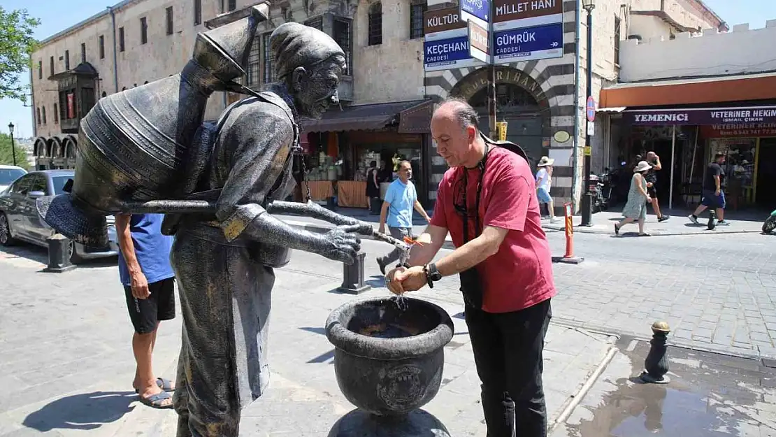 Gaziantep'te sıcaktan bunalan vatandaşlar çeşme başında serinledi