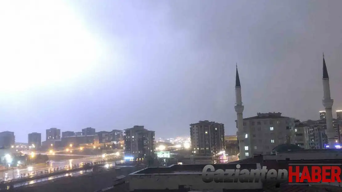 Gaziantep'te şiddetli dolu yağışı kenti beyaza bürüdü