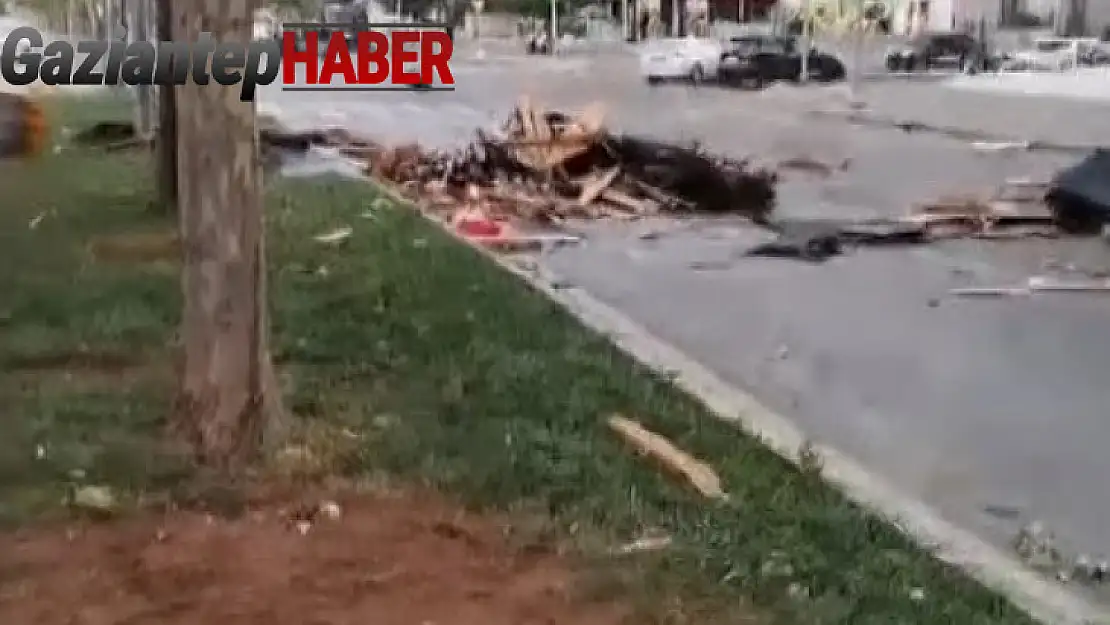 Gaziantep'te şiddetli rüzgar çatıları uçurdu, ağaçları kökünden söktü