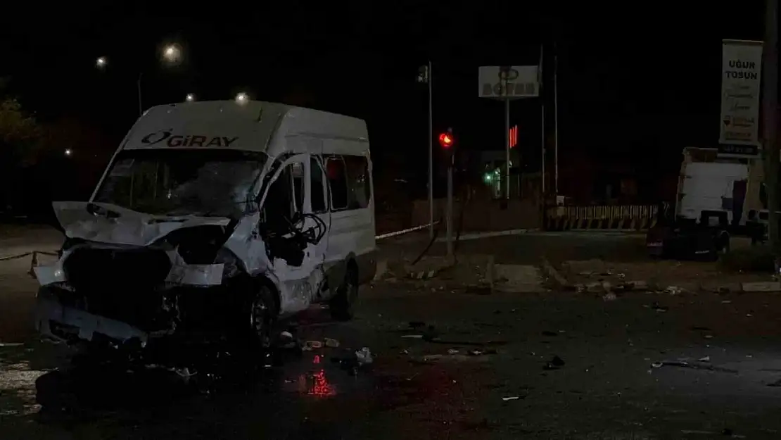 Gaziantep'te tır işçi servisine çarptı: 3'ü ağır 13 yaralı