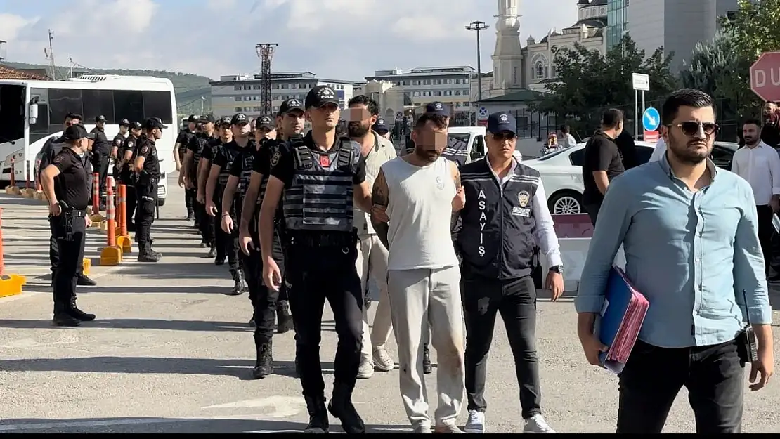 Gaziantep'te uzun namlulu silahlarla husumetlilerini tehdit eden şahıslar adliyede