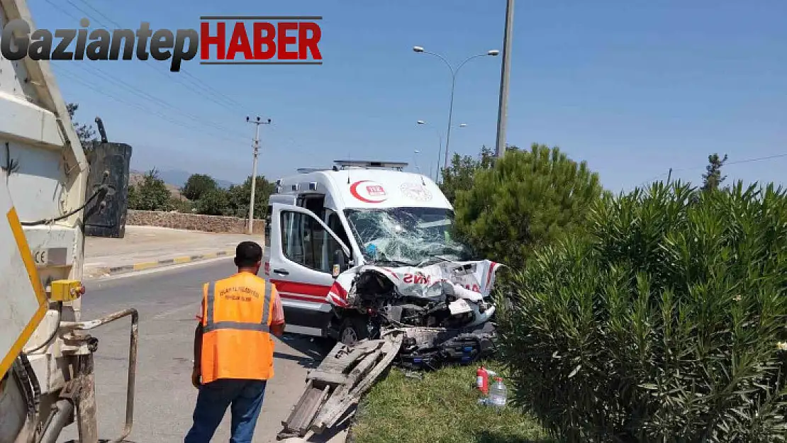 Gaziantep'te vakadan dönen ambulans tankere çarptı: 3 sağlıkçı yaralı