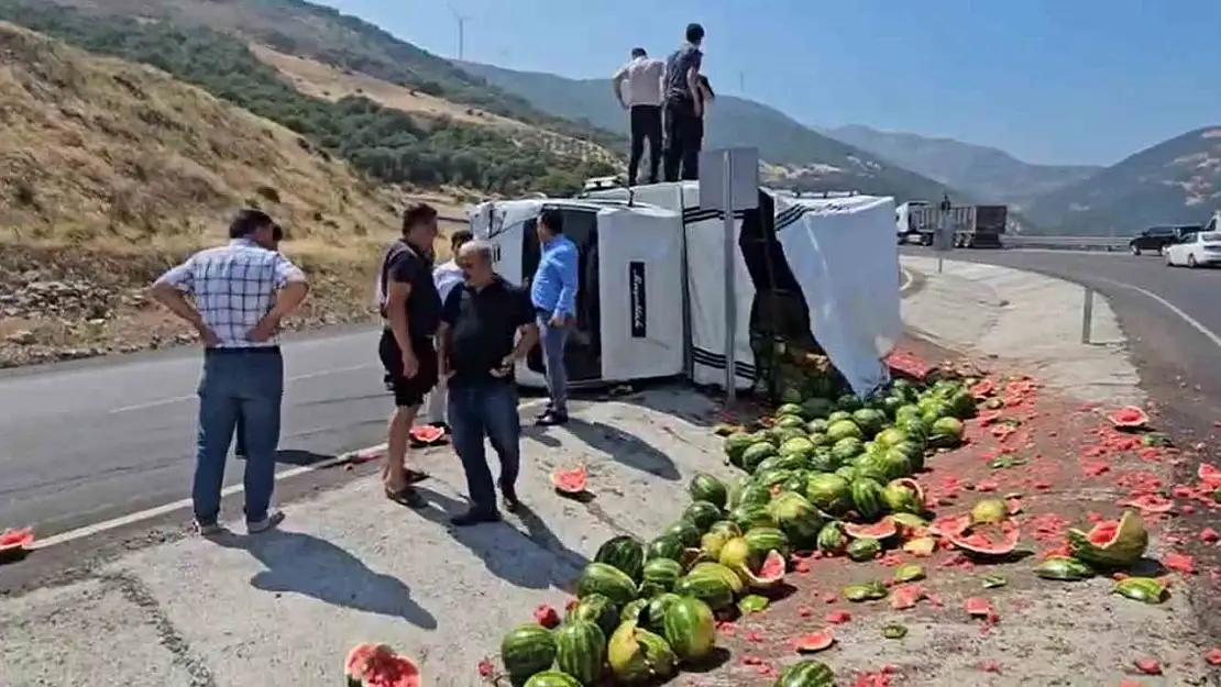 Gaziantep'te virajı alamayan karpuz yüklü kamyonet yan yattı