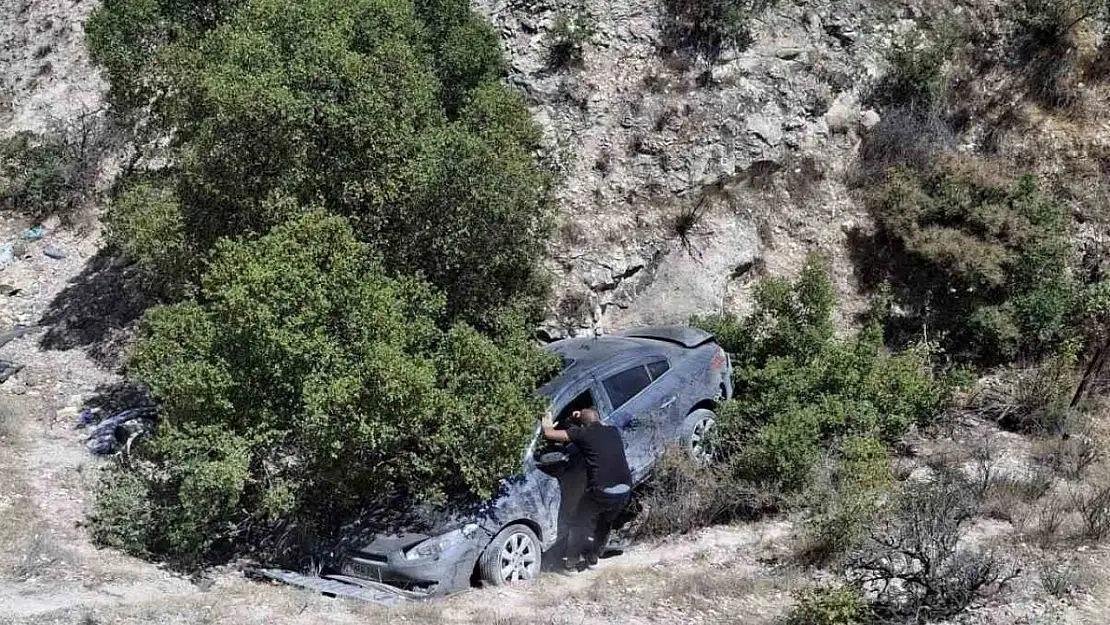 Gaziantep'te virajı alamayan otomobil dere yatağına uçtu, yaralanan olmadı
