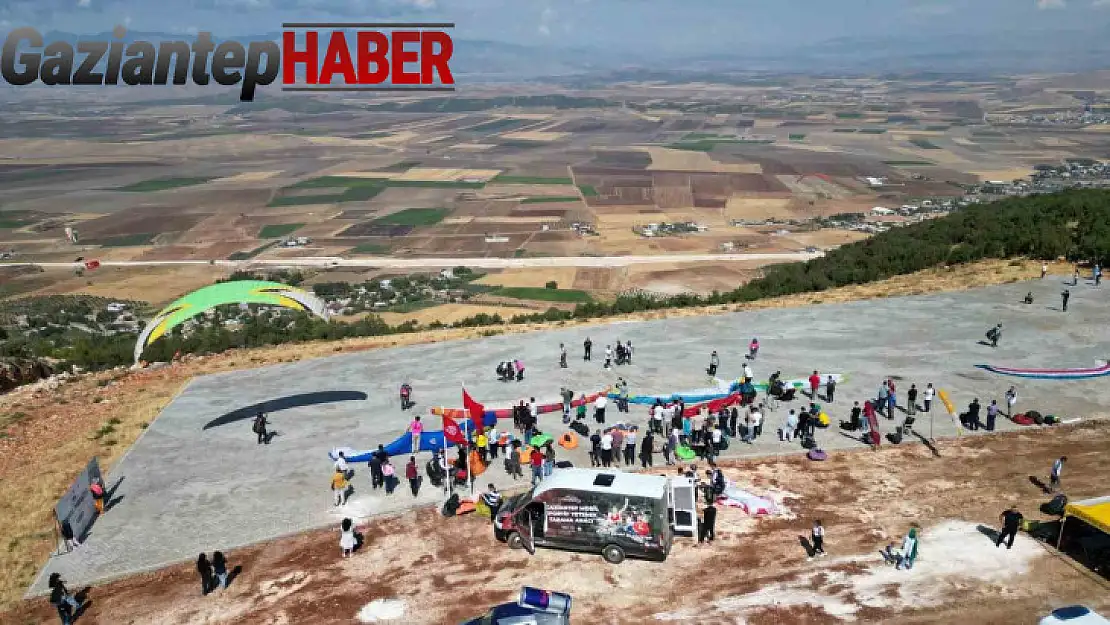 Gaziantep'te yamaç paraşütü heyecanını depremzede çocuklar merakla izledi