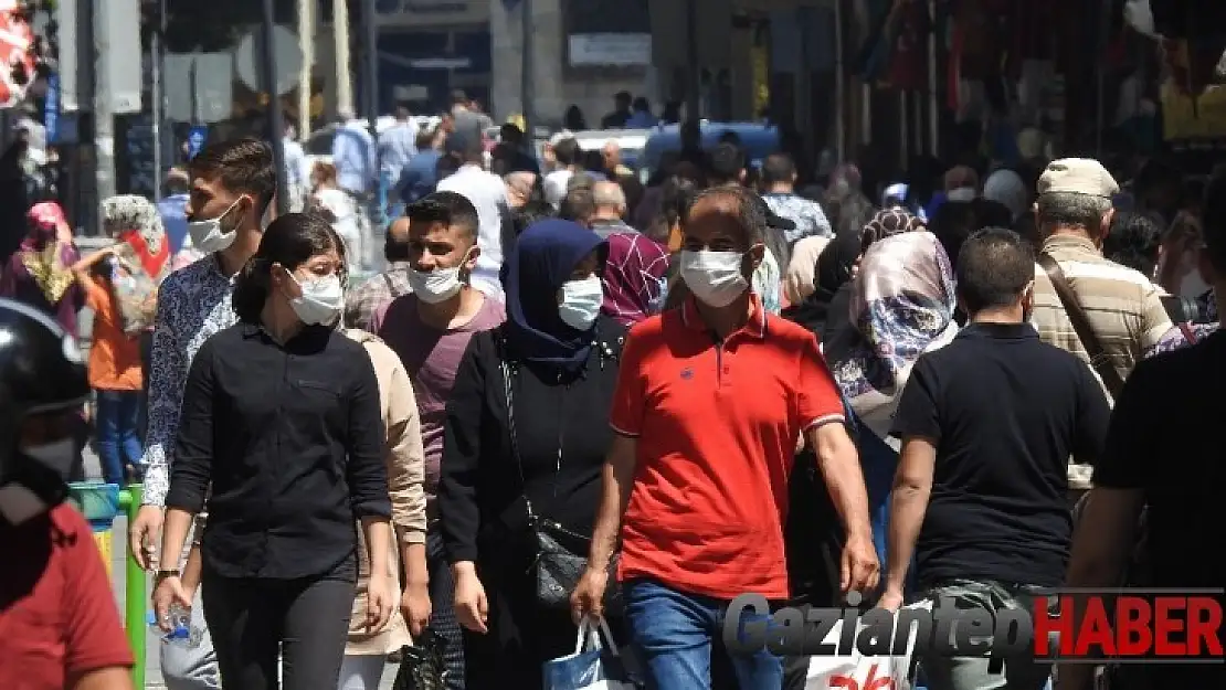 Gaziantepliler artan vaka sayısına ve bunaltıcı sıcağa rağmen sokakta