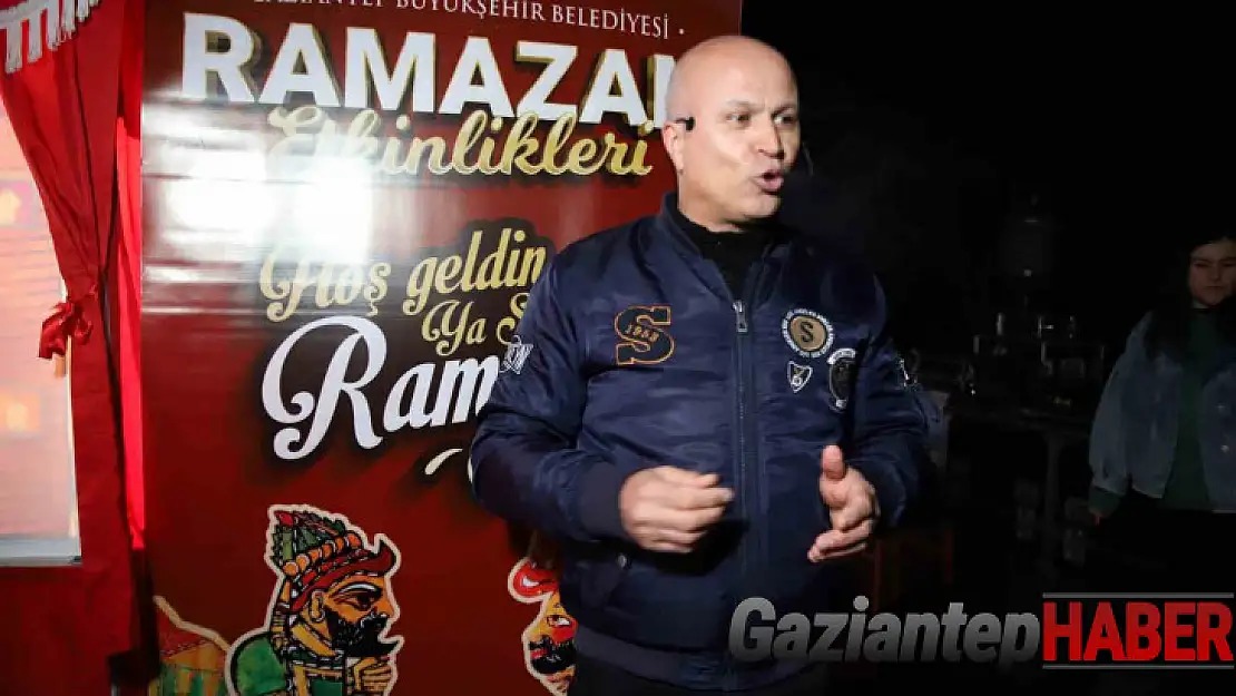 Geleneksel Türk gölge oyunuyla depremzede çocukları eğlendiriyorlar