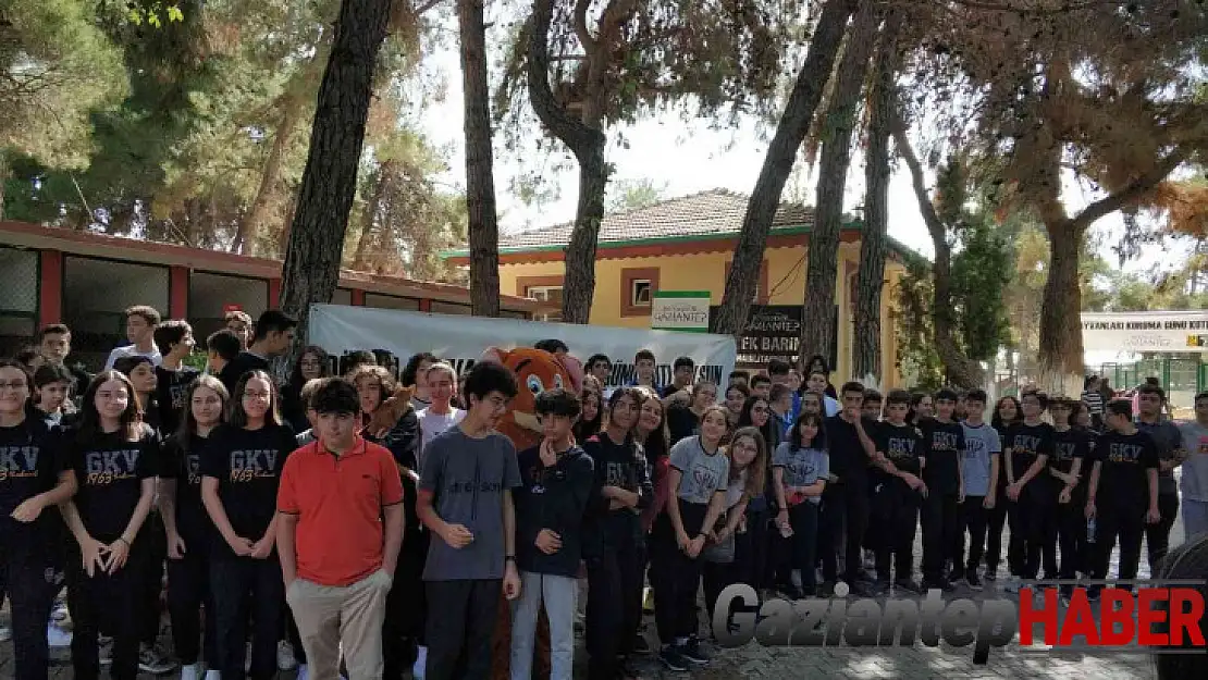 GKV'li öğrencilerinden hayvanlara mama desteği