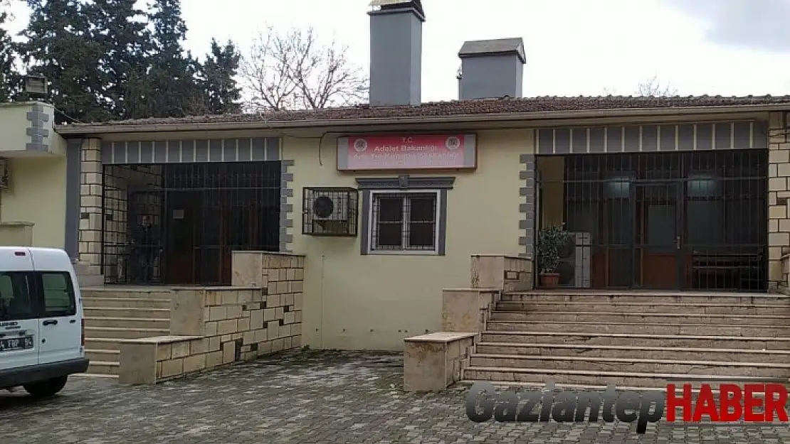 Göçük altında hayatını kaybeden kadının cenazesi Adli Tıp'ta
