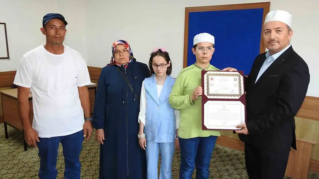 Görme engelli depremzede genç 15 ayda hafız oldu