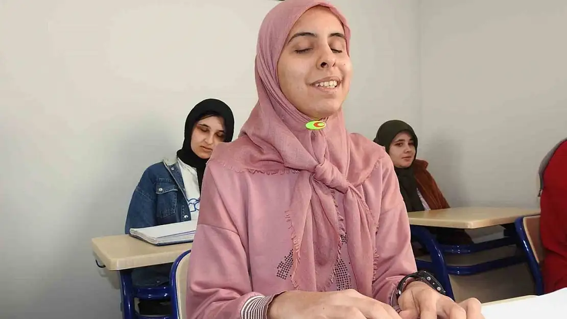 Görme engelli öğrenciler, mukabele geleneğini Braille alfabesiyle sürdürüyor